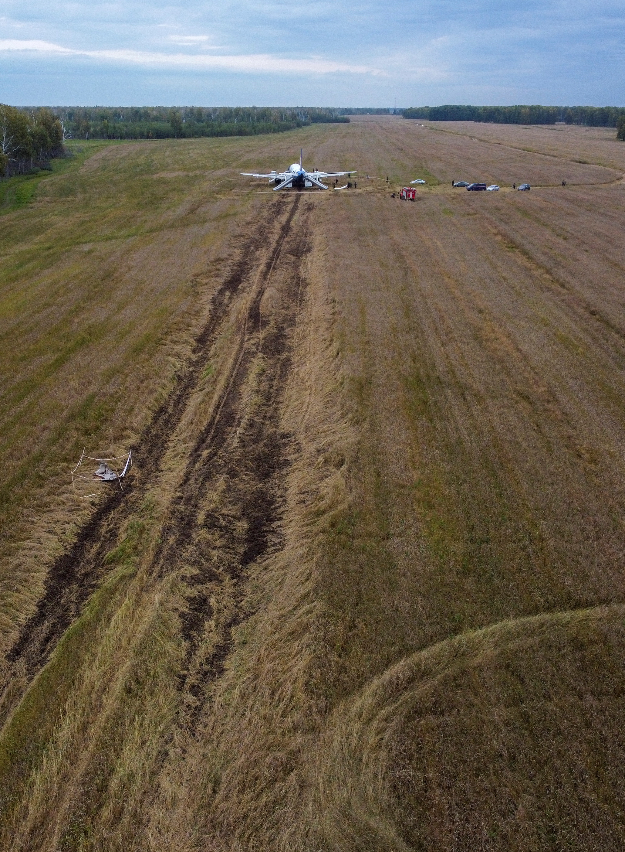Ρωσία: Airbus πραγματοποίησε αναγκαστική προσγείωση σε λιβάδι-1