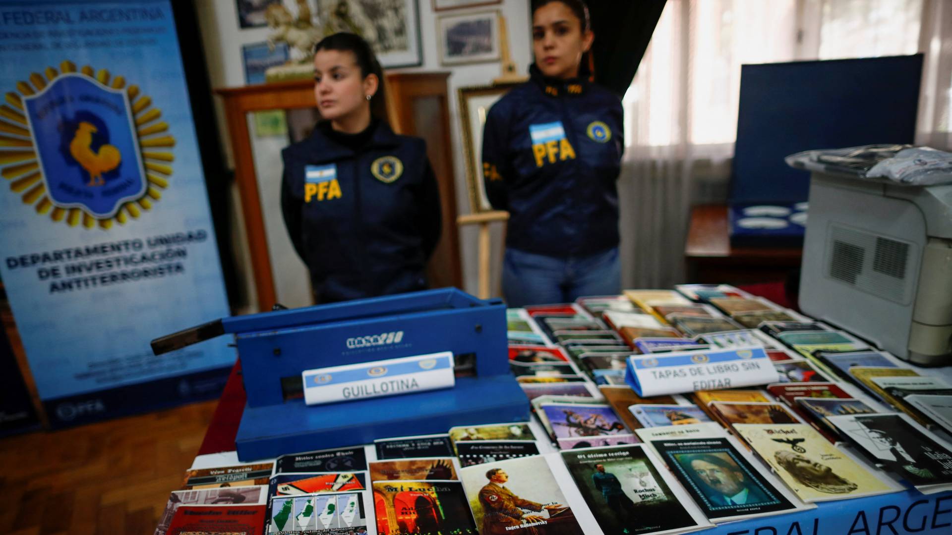 Αργεντινή: Κατασχέθηκαν περισσότερα από 200 έργα ναζιστικής προπαγάνδας (βίντεο)-2