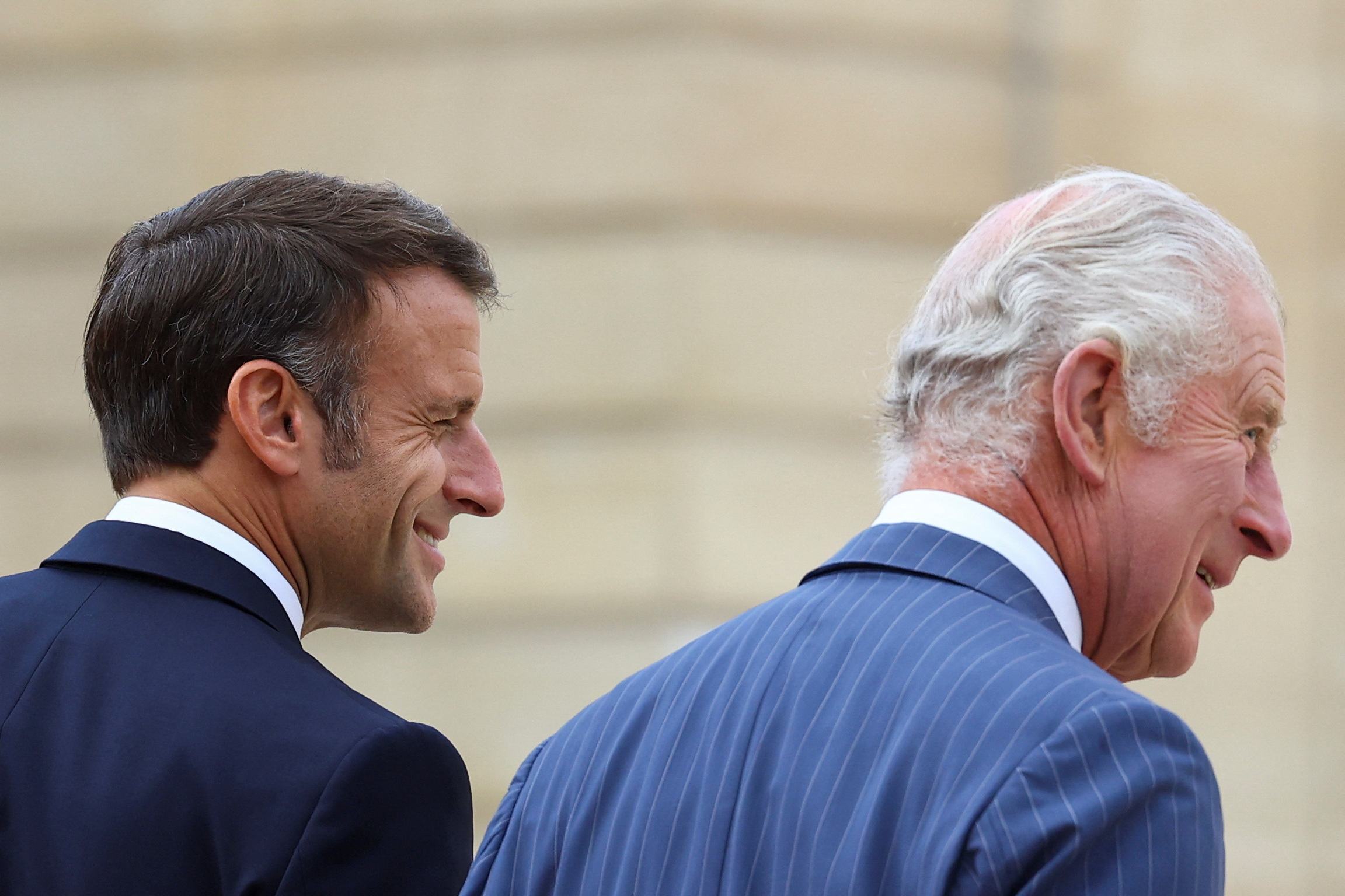 Mακρόν προς Βασιλιά Κάρολο: Μεγαλειότατε καλώς ορίσατε-2