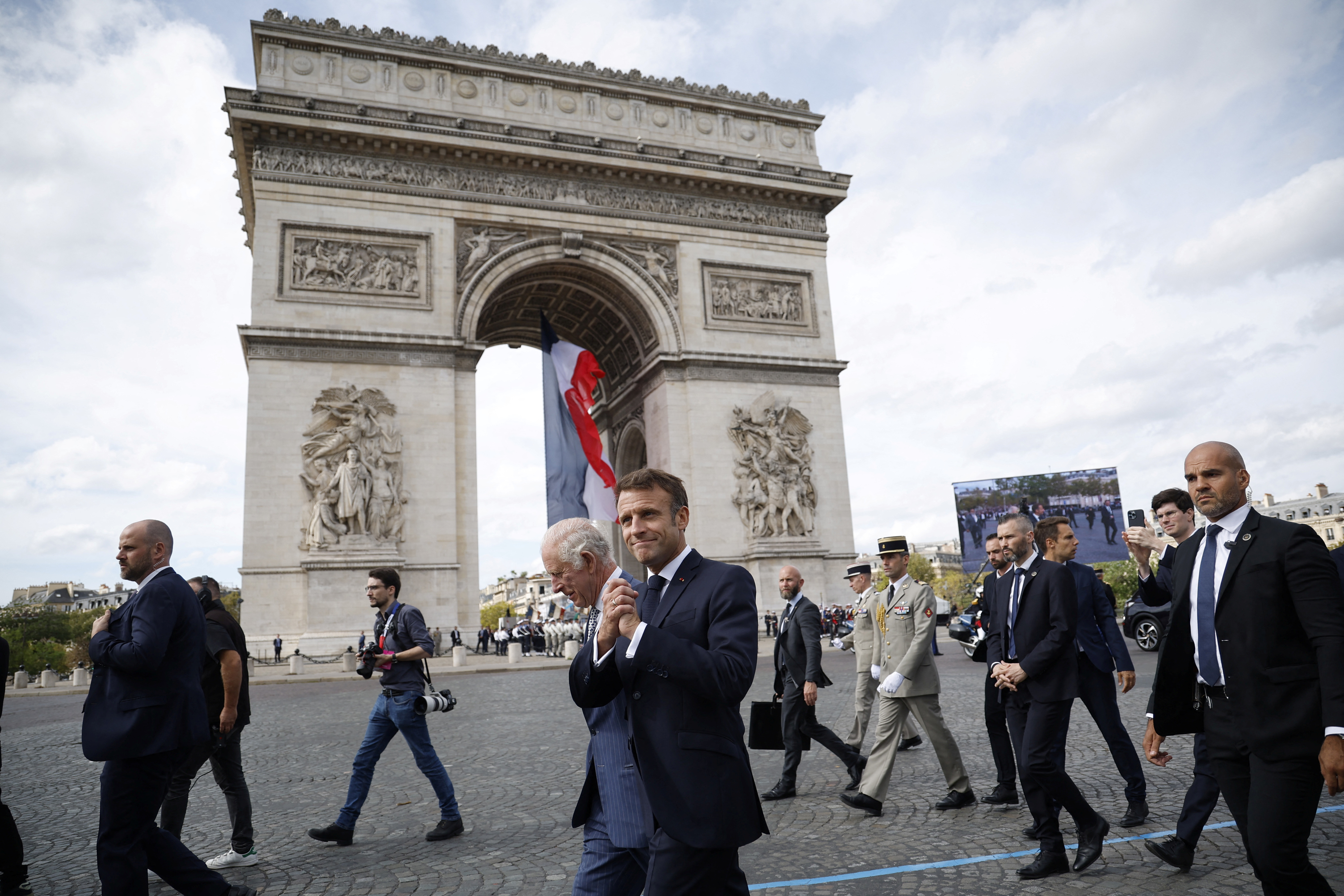 Mακρόν προς Βασιλιά Κάρολο: Μεγαλειότατε καλώς ορίσατε-1