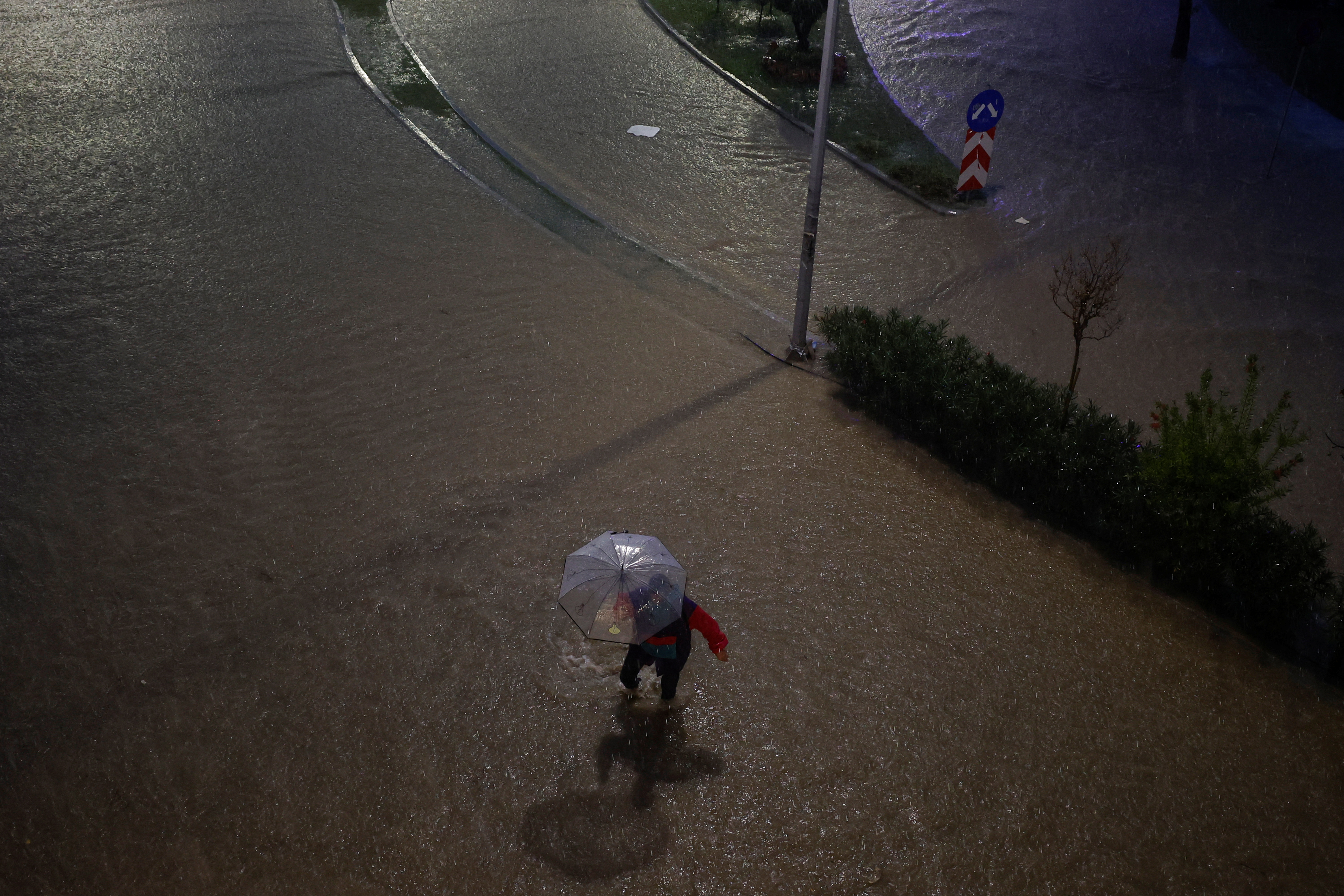 Κακοκαιρία Elias: Εφιαλτική νύχτα στον Βόλο – Βυθίστηκε στο σκοτάδι η πόλη-2