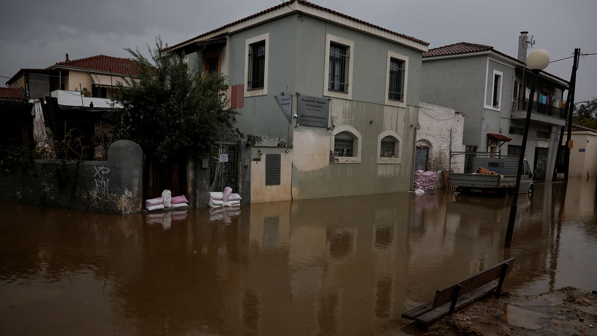 Κακοκαιρία Elias: Βούλιαξε ξανά ο Βόλος, πλημμύρισαν σπίτια-7