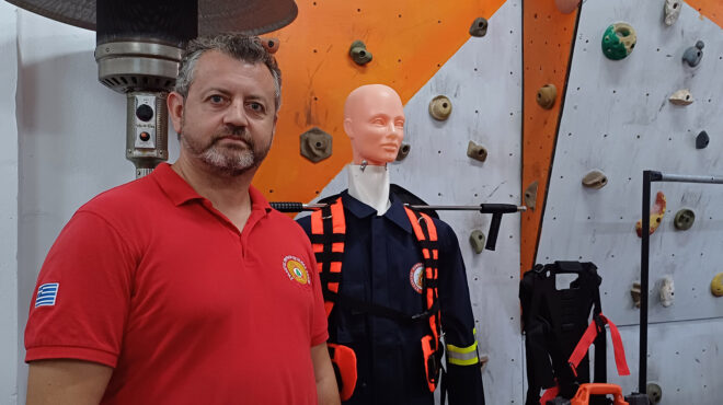 με-πλαστικά-κράνη-στη-μάχη-με-τις-φλόγε-562639768