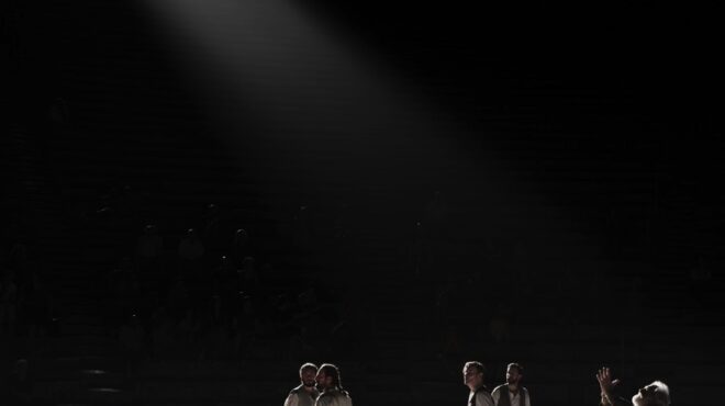 ενα-ψυχρό-δραματικό-γλυπτό-562607962