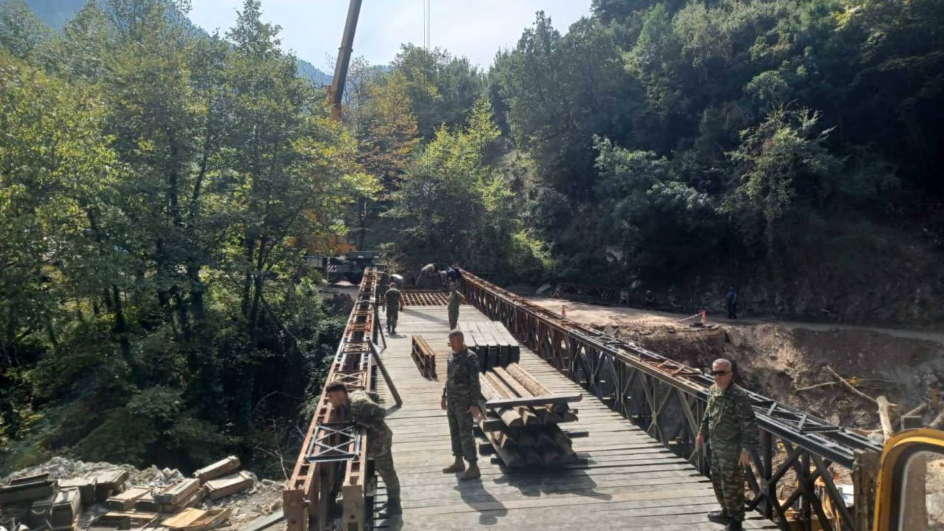 Κακοκαιρία Daniel – ΓΕΕΘΑ: Τοποθετήθηκε και δεύτερη γέφυρα Bailey στη Θεσσαλία (εικόνες)-1