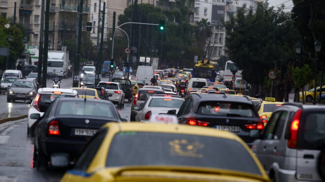 κίνηση-στο-κόκκινο-οι-δρόμοι-της-αττ-562638805