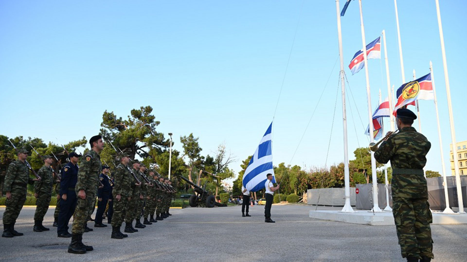 Συγκίνηση και θλίψη: Στιγμιότυπα από την τελετή για τους 5 νεκρούς στη Λιβύη-4