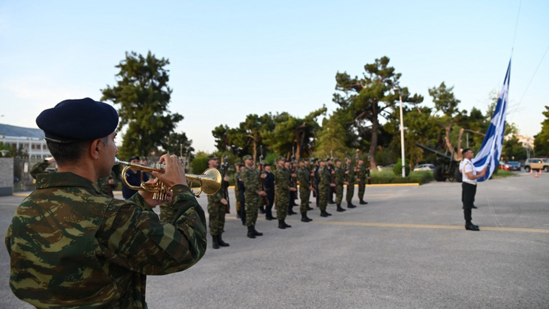 Συγκίνηση και θλίψη: Στιγμιότυπα από την τελετή για τους 5 νεκρούς στη Λιβύη-5