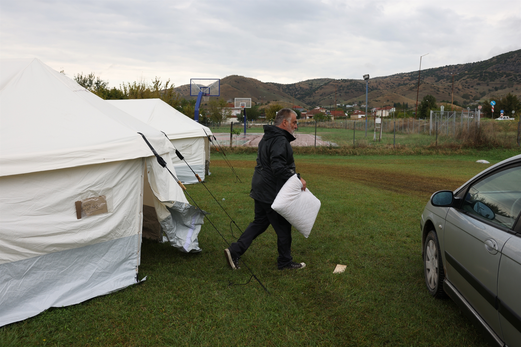 Από τις σκηνές στα κοντέινερ: Οι πρώτοι κλιματικοί πρόσφυγες-1