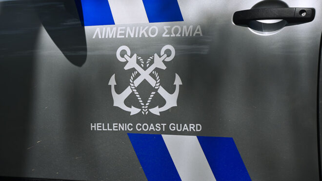 κεφαλονιά-ρυμουλκούνται-στο-λιμάνι-τ-562601053