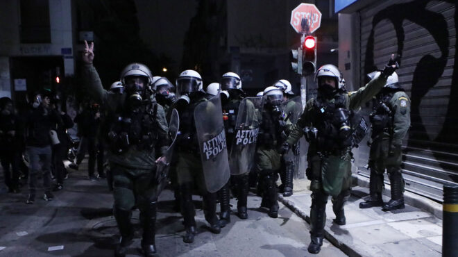 επίθεση-με-πέτρες-σε-διμοιρία-των-ματ-σ-562608952