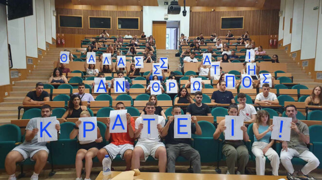 κράτει-άνθρωπος-στη-θάλασσα-μία-σιω-562608505