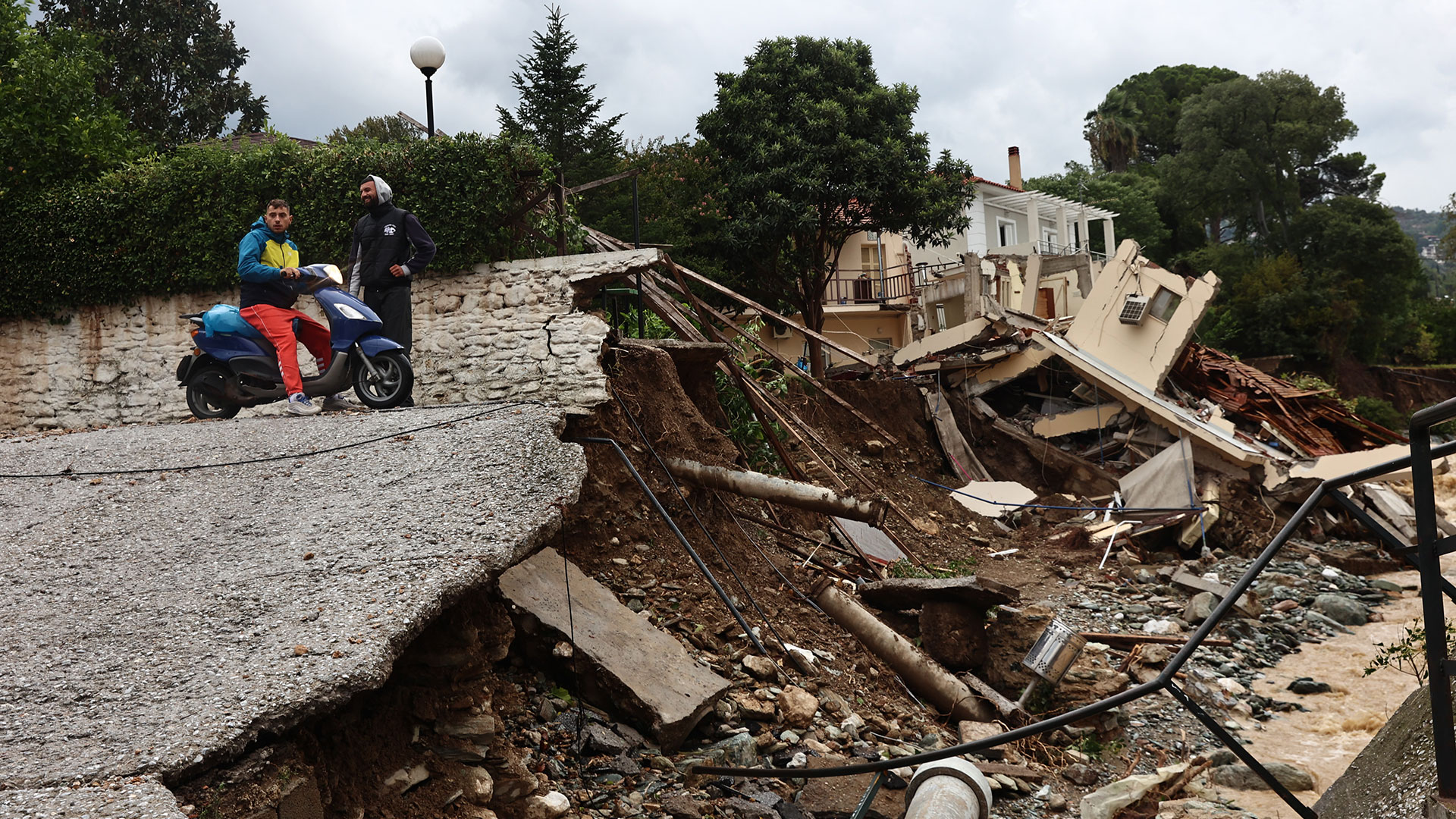 Κακοκαιρία Daniel: Καρέ καρέ το καταστροφικό πέρασμα της θεομηνίας-5