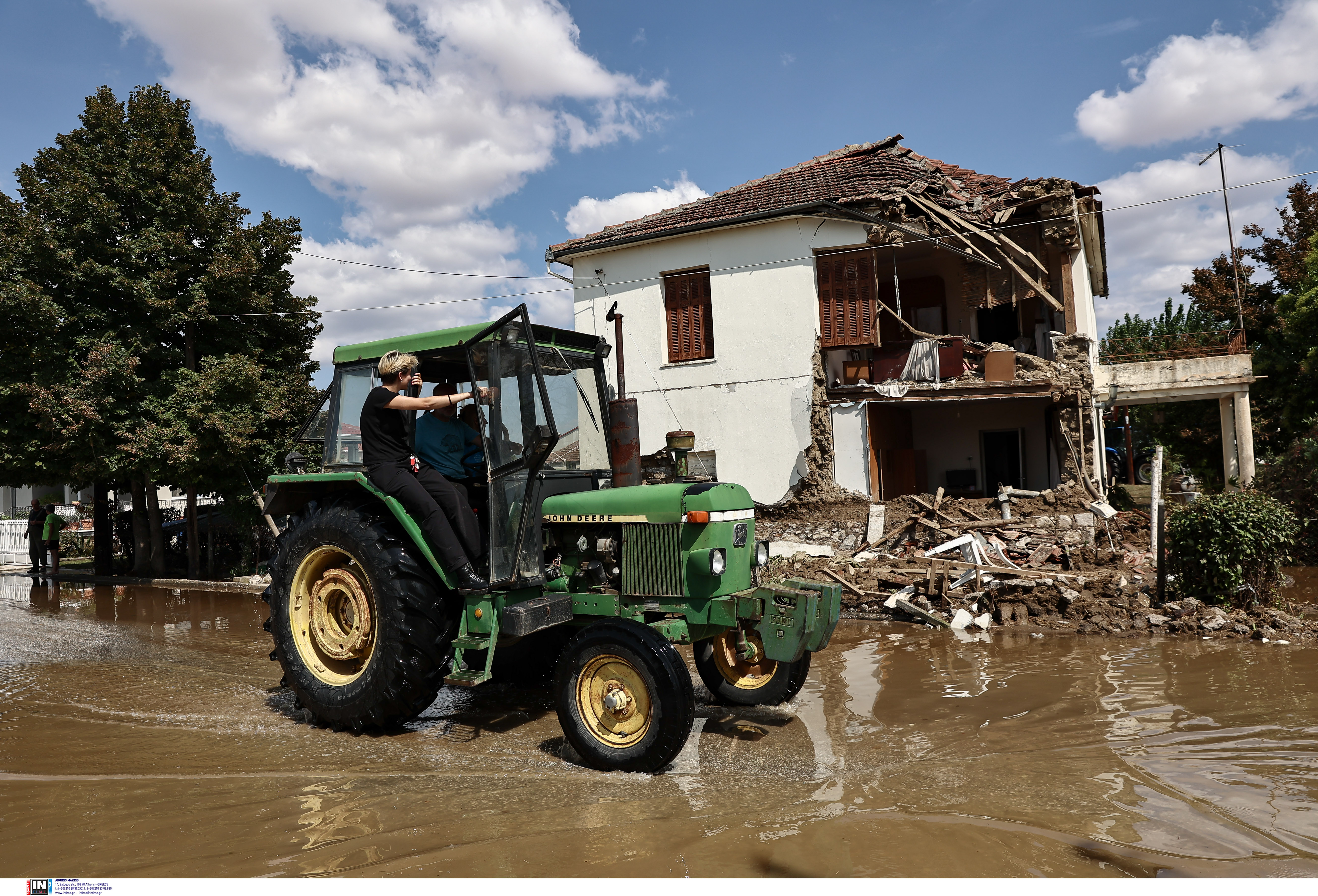 Εθελοντές στην «Κ»: «Κολύμπησα από το σπίτι μου μέχρι την παλαιά εθνική για να πάρω τη βάρκα»-3