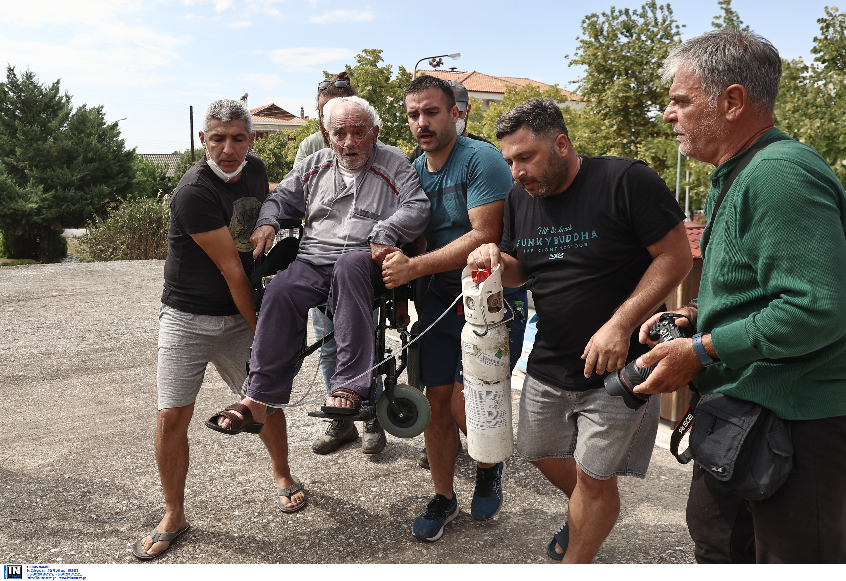 Εθελοντές στην «Κ»: «Κολύμπησα από το σπίτι μου μέχρι την παλαιά εθνική για να πάρω τη βάρκα»-1