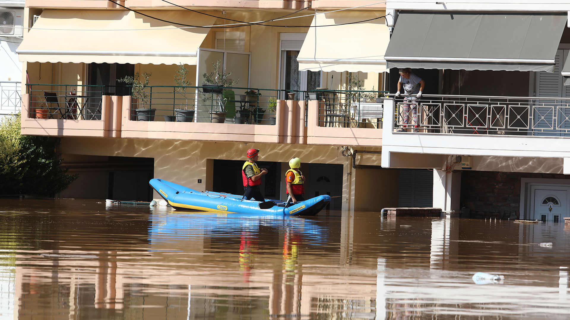 Κακοκαιρία Daniel: Ενισχύονται τα φράγματα στις όχθες του Πηνειού, μάχη σε τρία επίπεδα-1