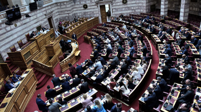 σφοδρή-σύγκρουση-στη-βουλή-με-φόντο-το-562630933
