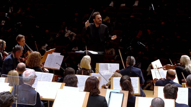 γαλήνια-θάλασσα-αλλά-τρικυμιώδης-562607941