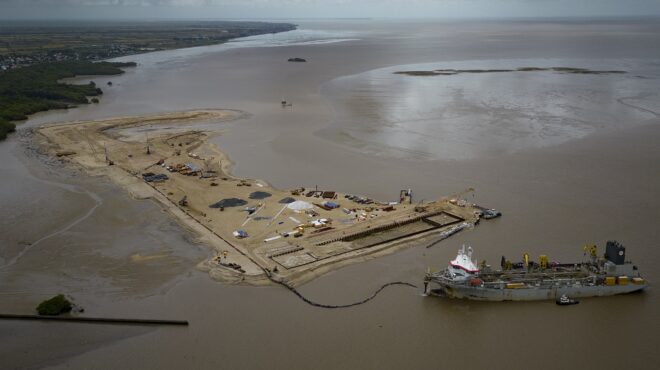 εκρηκτική-ανάπτυξη-λόγω-πετρελαίου-σ-562640851