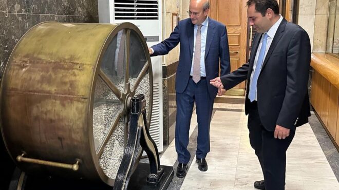 εντός-και-εκτός-χαμός-μετά-τα-μεσάνυχτ-562632175