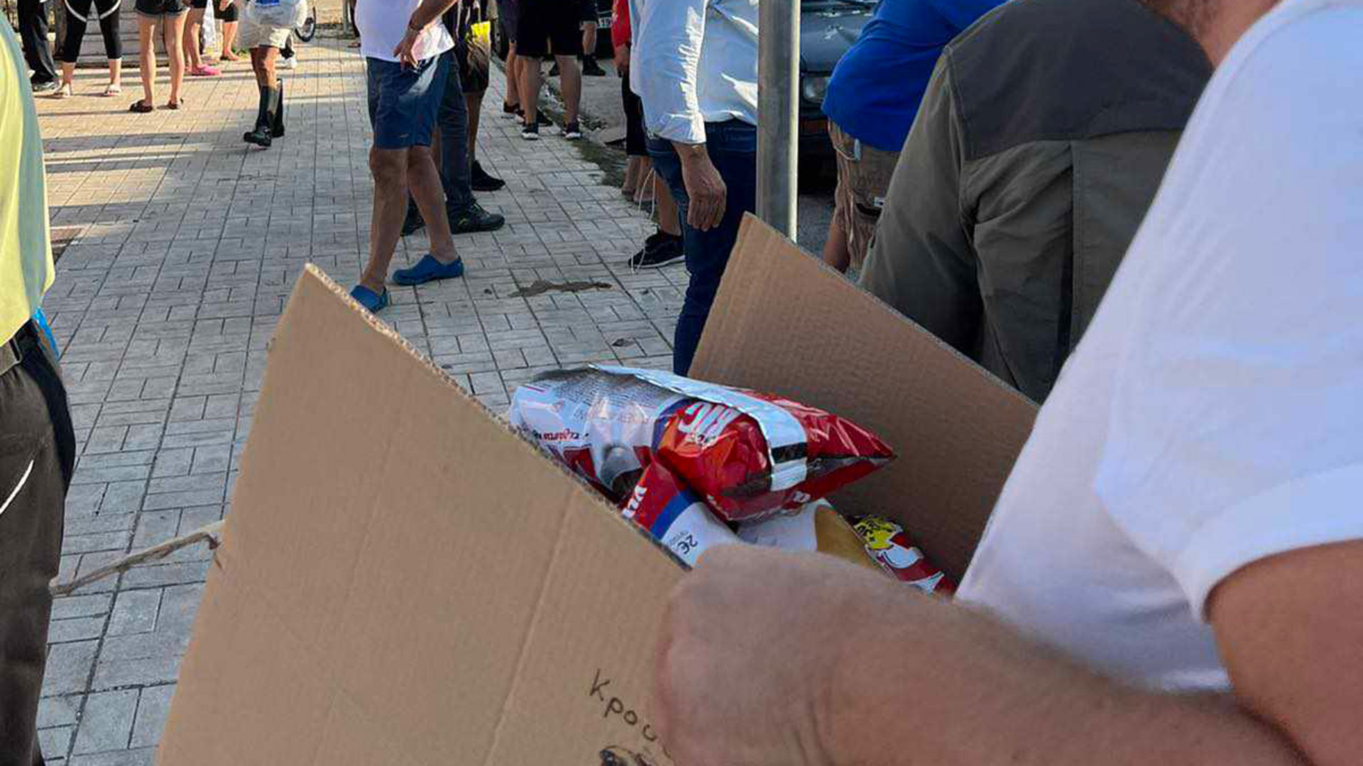 Λάρισα: Μαζική η συμμετοχή εθελοντών για τη βοήθεια στους πληγέντες-1