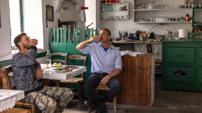 το-καφενείο-του-λυράρη-τραγουδιστή-κα-562596973