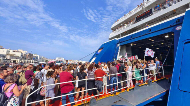 blue-horizon-πολίτες-μπήκαν-στο-blue-star-paros-για-να-διαμαρ-562606309