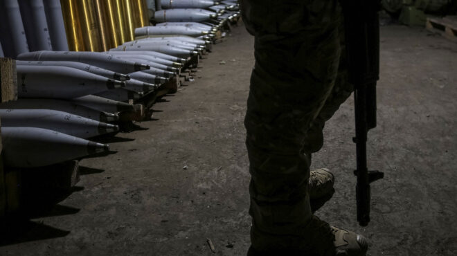 ουκρανία-έφηβοι-εκπαιδεύονται-με-καλ-562617025