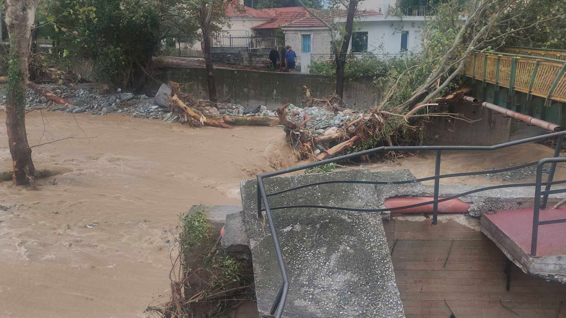 «Είδα να καταρρέει το κτίριο» – Μαρτυρία για την καταστροφή στο Γηροκομείου Βόλου-1