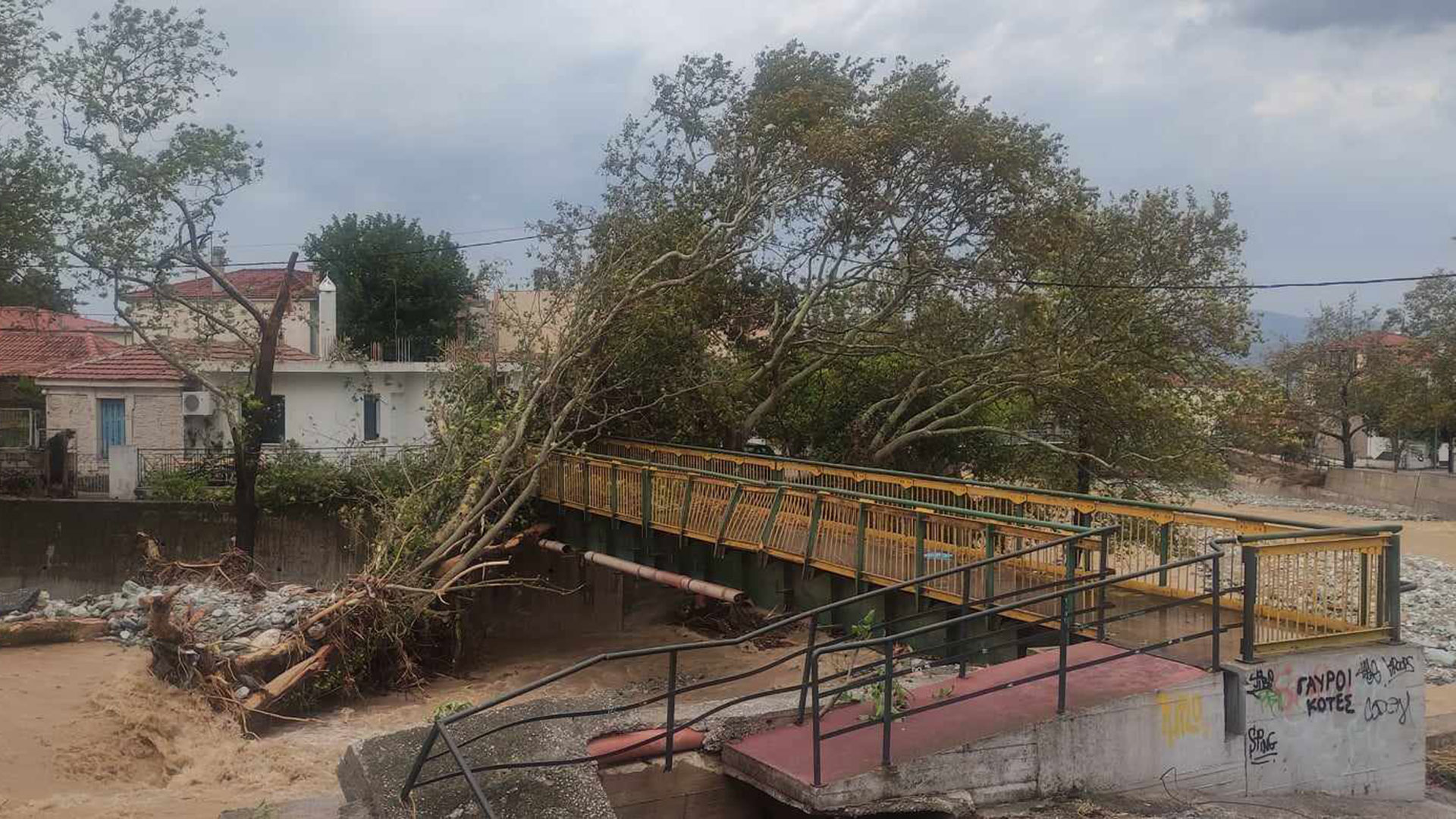 «Είδα να καταρρέει το κτίριο» – Μαρτυρία για την καταστροφή στο Γηροκομείου Βόλου-2