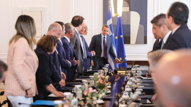 ξετυλίγεται-ο-μίτος-του-δημοσίου-562632160