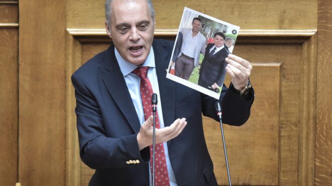 εντός-και-εκτός-το-κοινοβουλευτικό-πα-562630345