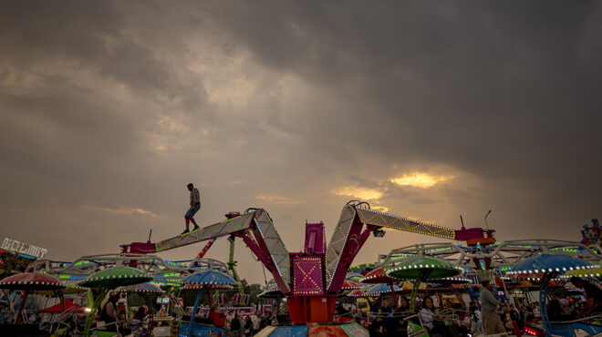 λαμπιόνια-σε-σκοτεινό-φόντο-562627507