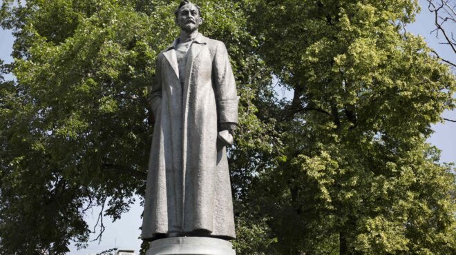 mόσχα-αγαλμα-προς-τιμή-του-αρχιτέκτονα-562610803