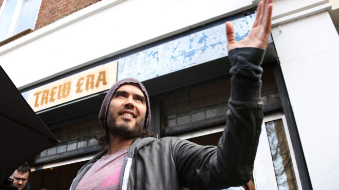 ράσελ-μπραντ-nέα-καταγγελία-για-σεξουα-562630045