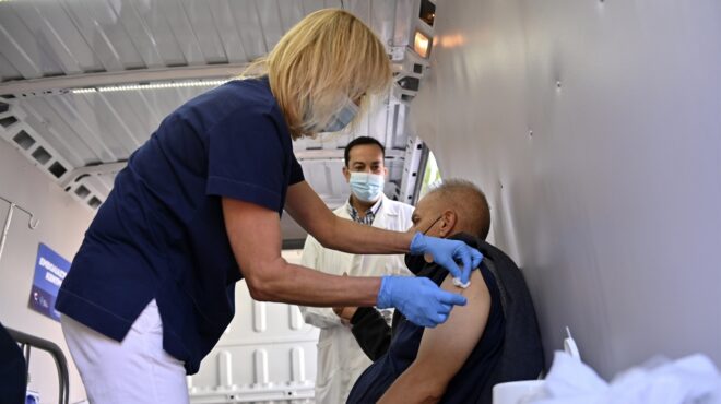 τι-διαφοροποιεί-τα-νέα-εμβόλια-κατά-το-562611913