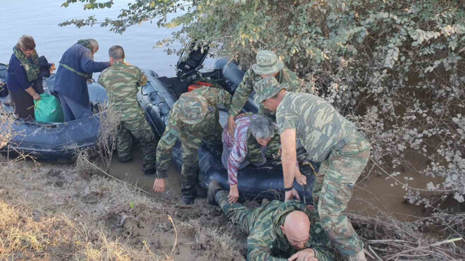 πεζοναύτης-γίνεται-γέφυρα-για-πλημ-562612729