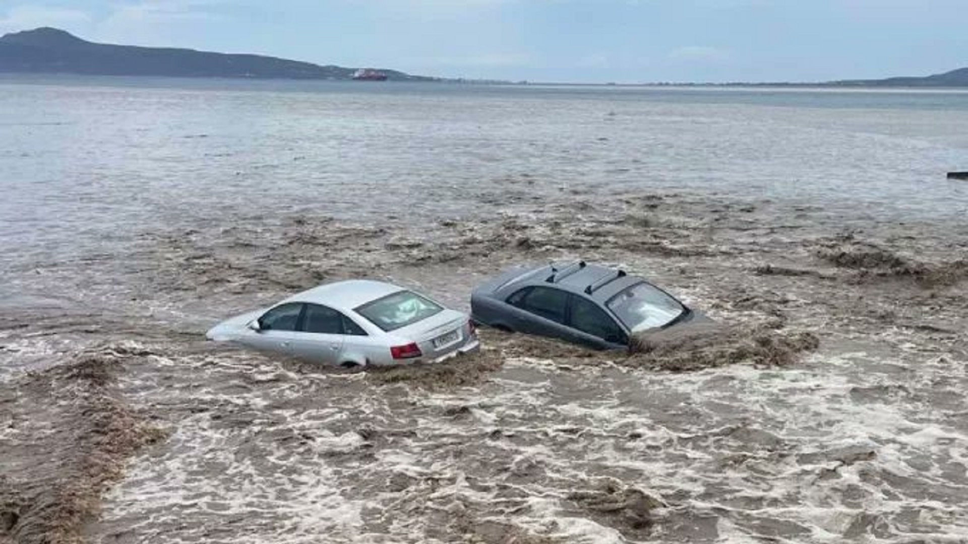 Κακοκαιρία Daniel: Αυτοκίνητα πλέουν σε μια καφέ θάλασσα στη Νεάπολη Λακωνίας (βίντεο)-1