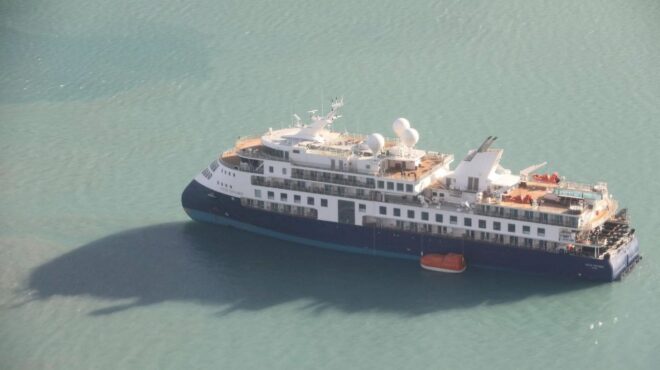 πολυτελές-κρουαζιερόπλοιο-με-εκατον-562613896