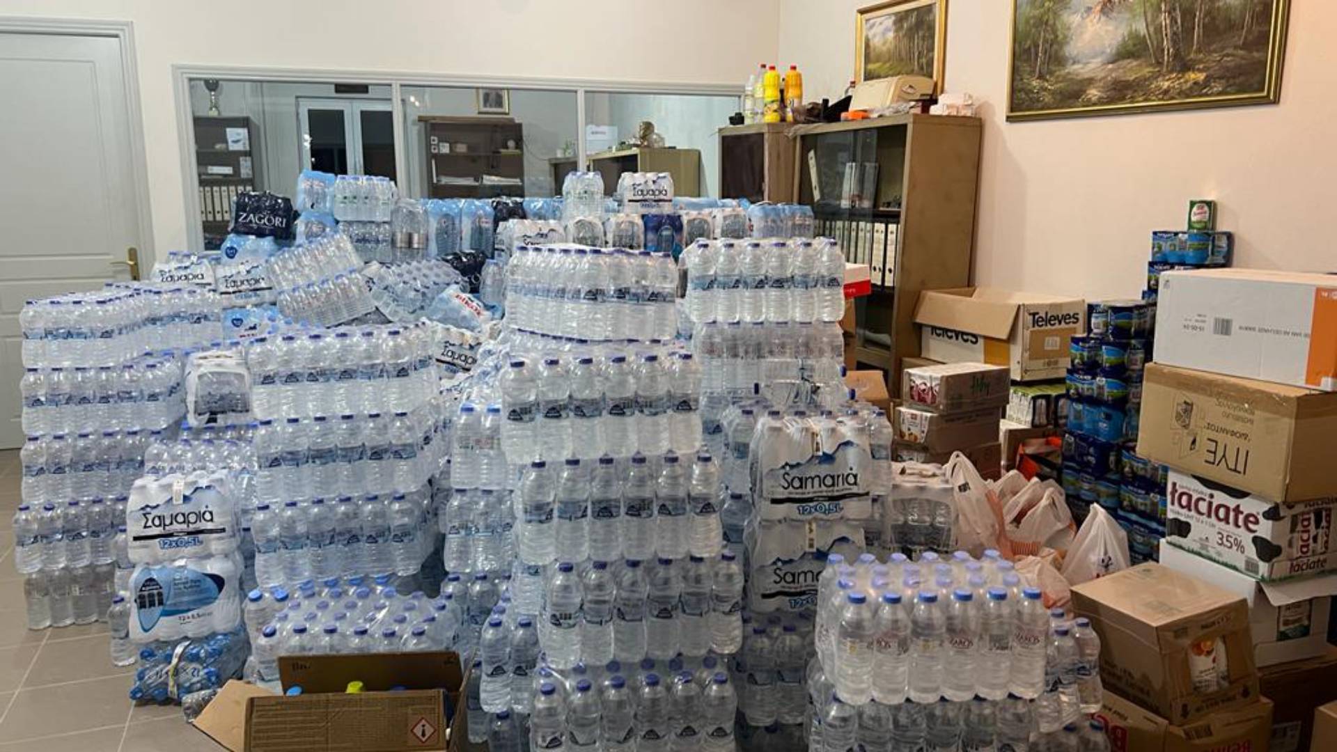 Πλημμύρες: Μία αλυσίδα αλληλεγγύης από την Καλλιθέα μέχρι την Αγία Τριάδα Καρδίτσας (εικόνες)-3