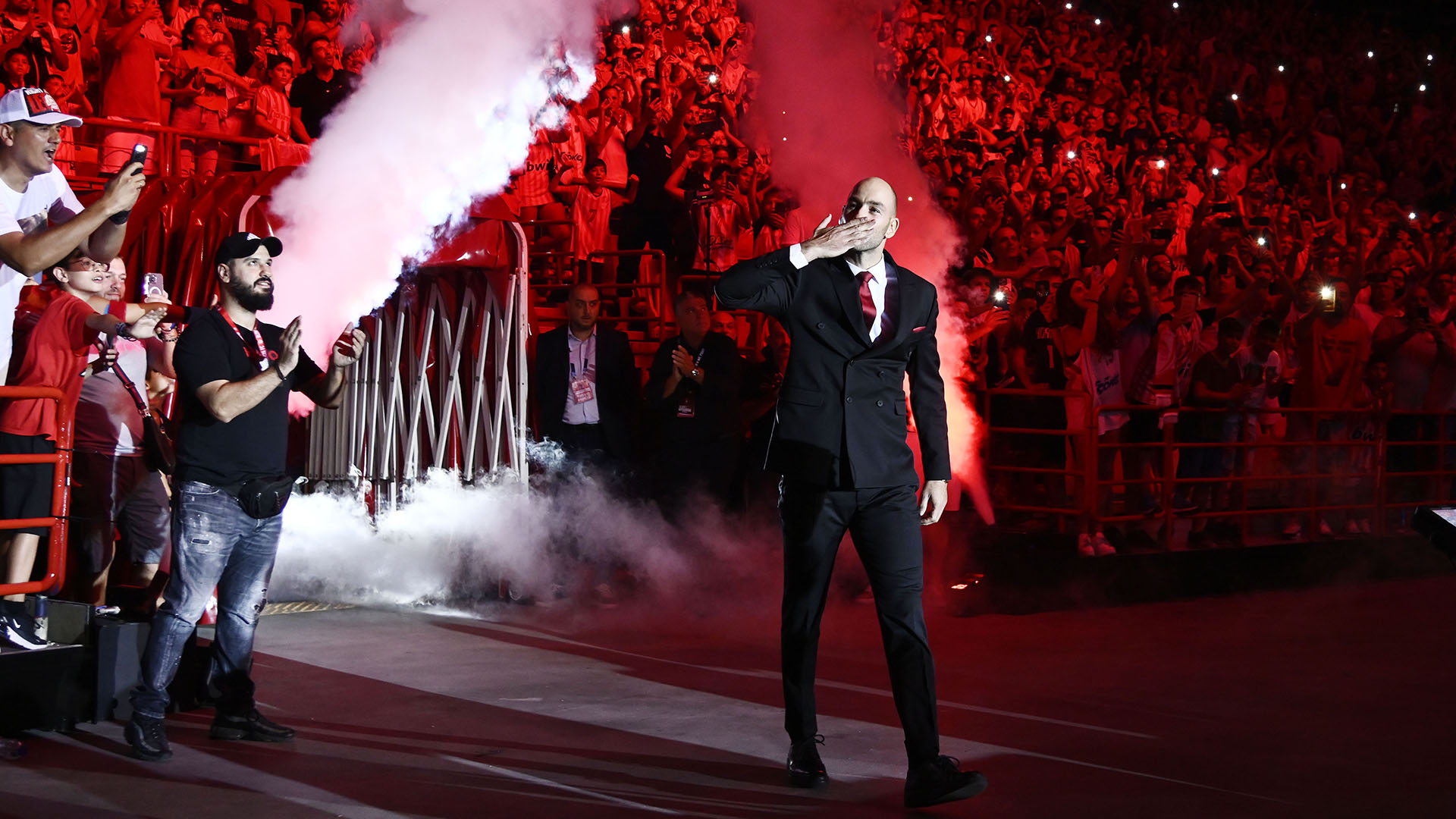 Στον «ουρανό» του ΣΕΦ η φανέλα με το Νο7 του Βασίλη Σπανούλη-1