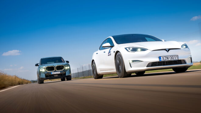 δύο-οικογενειακά-αυτοκίνητα-με-εξωφρ-562593400