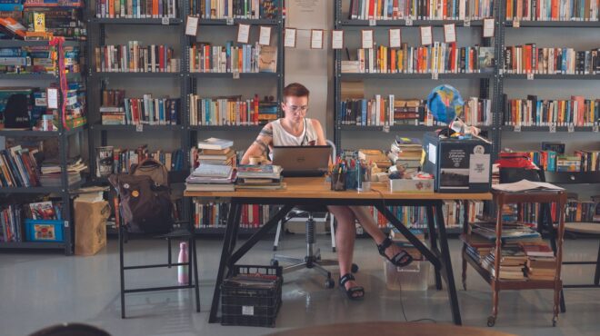 μια-πολυγλωσσική-βιβλιοθήκη-στην-κυψ-562616503