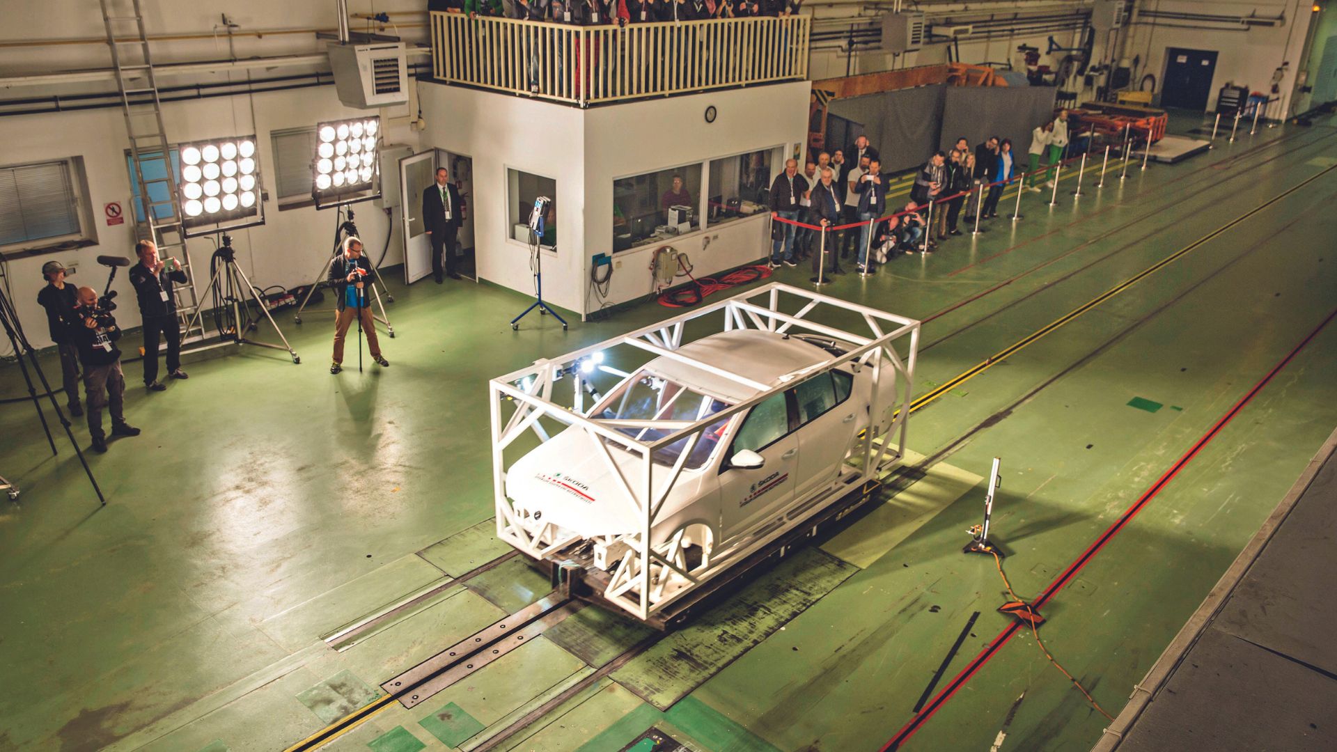 Κρας τεστ με πανάκριβες κούκλες-5