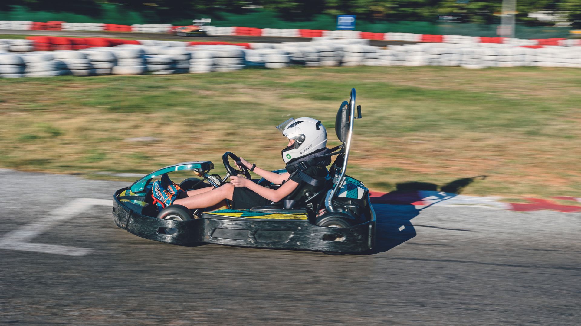 Μια μητέρα τριών παιδιών πατάει γκάζι σε πίστα κάρτ-4