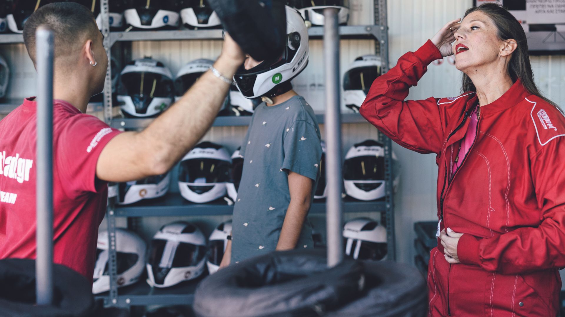 Μια μητέρα τριών παιδιών πατάει γκάζι σε πίστα κάρτ-3