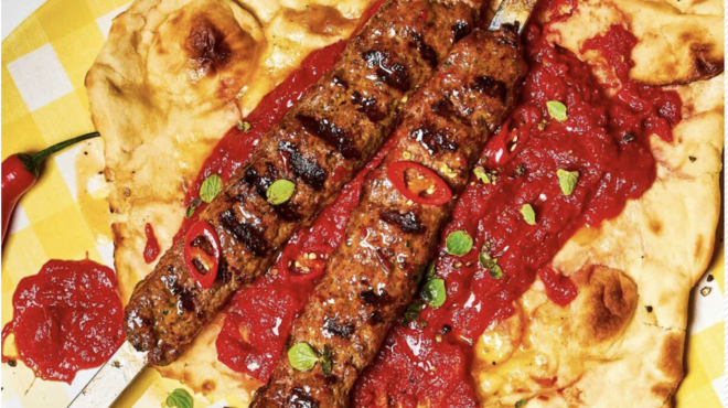 άδανα-κεμπάπ-με-πίτες-naan-και-πικάντικη-σ-562627270