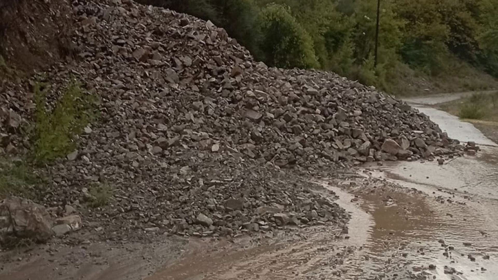 Κακοκαιρία Elias: Κλειστή η Εθνική Οδός Πατρών – Αθηνών λόγω κατολίσθησης – Ακινητοποιημένα οχήματα-1