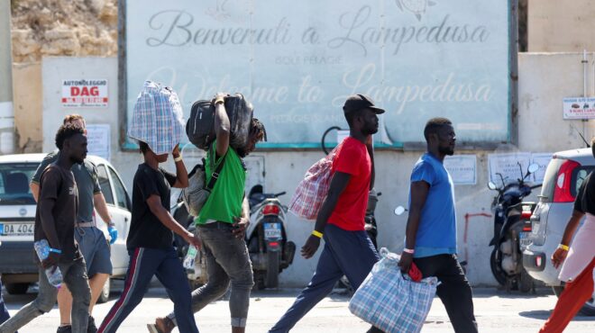 μετανάστες-εργαζόμενοι-στην-ε-ε-χωρίς-562628815