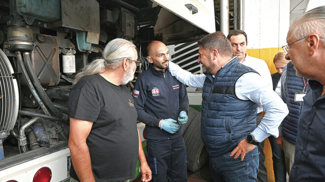 εντός-και-εκτός-η-καθέλκυση-του-κίμων-562641307